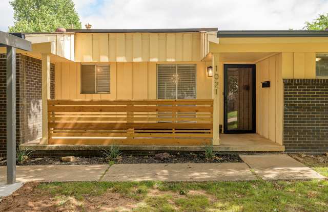 1021 West Woodcrest Drive Gallery 3