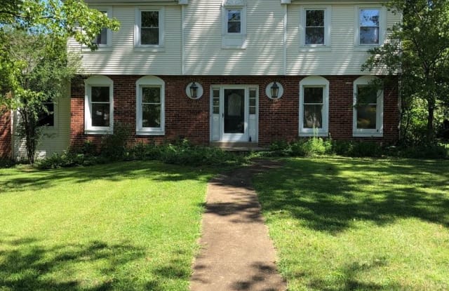 896 Twin Pine Dr - 896 Twin Pine Drive, Des Peres, MO 63131