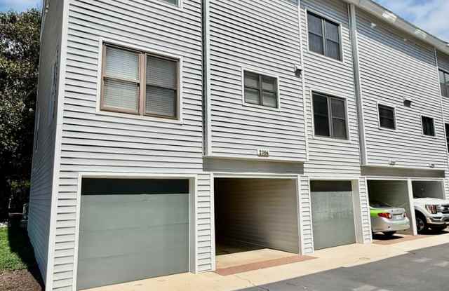 3BD/2.5 Bath End Unit Condo One Block from the Bay in Ocean Park! Views of the Bay from Third Floor! Gallery 1