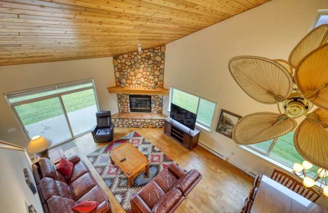Immaculate 3 Bed, 3 Bath Furnished Condo in Prime Big Sky Location Gallery 3