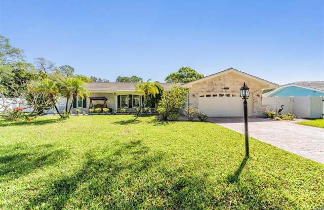 1001 GROVEWOOD COURT photos photos