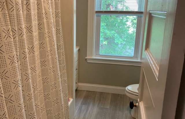 Huge 4 bed 3 bath Bi level unit near the Red Line and Commuter Rail in Quincy! photos photos