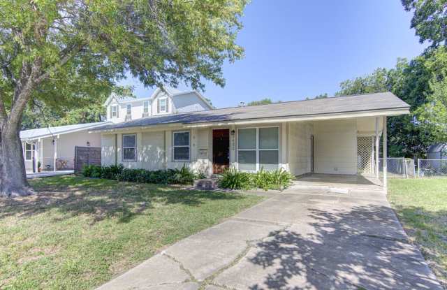 ** Two weeks free rent** Charming 3-Bedroom Home with Spacious Backyard in North Austin! photos photos