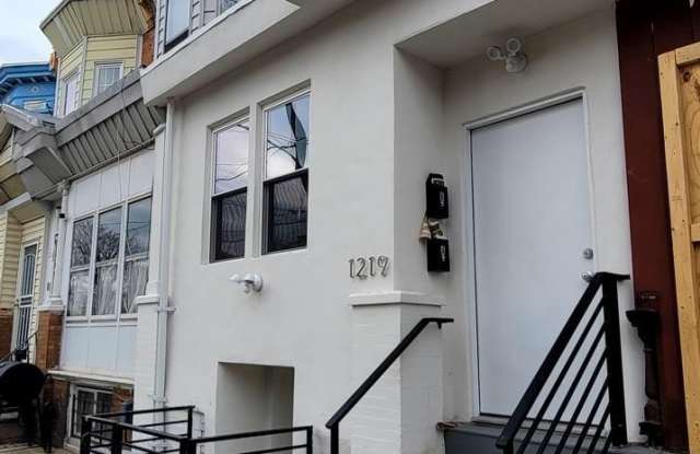 1219 W SILVER STREET photos photos