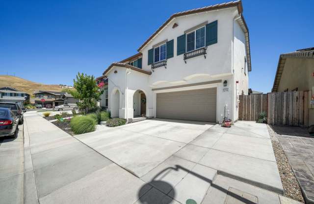 Like-New 5-Bedroom Fairfield Home with Solar & Modern Features Gallery 3