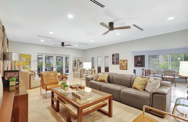 1128 W Cypress Dr photos photos