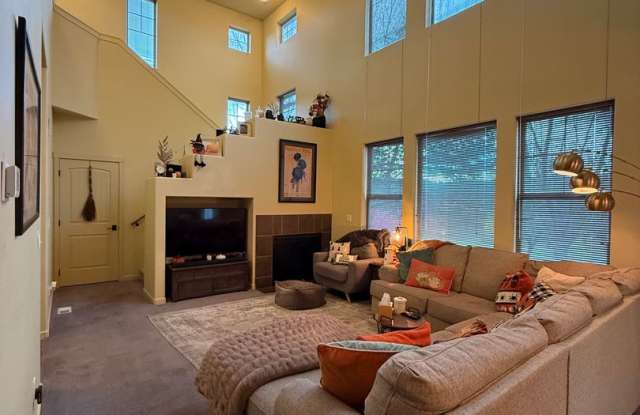 Three Bedroom Three Bath Home in Ironbridge Gallery 3