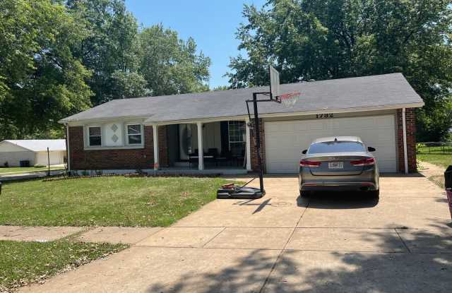 3 Bed / 3 bath, 2 car garage. Freshly painted, 5 mins from highway 270 and 367. Located in neighborhood with lots of trees. - 1732 Del Rosa Way, Spanish Lake, MO 63138