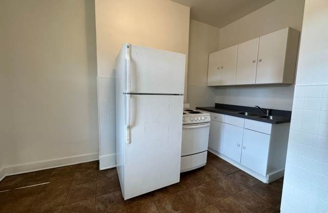 Cozy Two Bedroom Apartment! Great Oakland Location! Call Today! photos photos