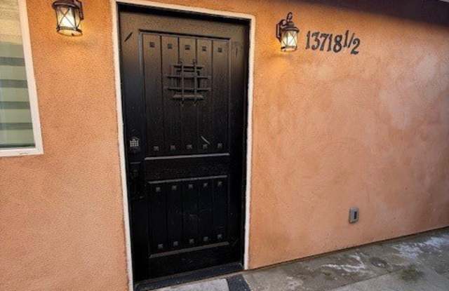 13718 Hanwell 1/2 photos photos