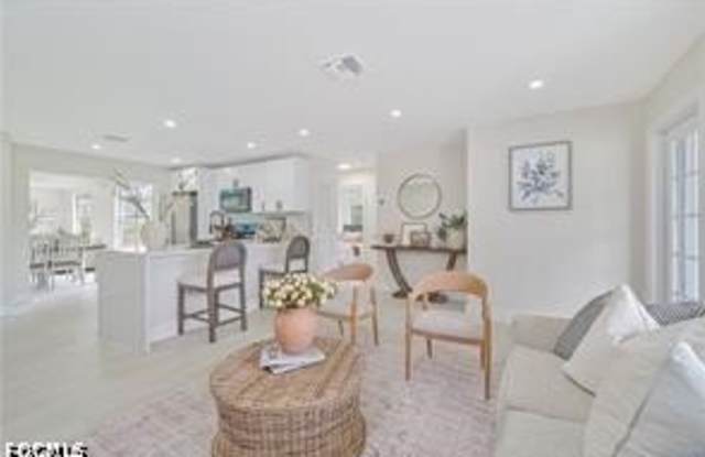 26 Maple Avenue N photos photos
