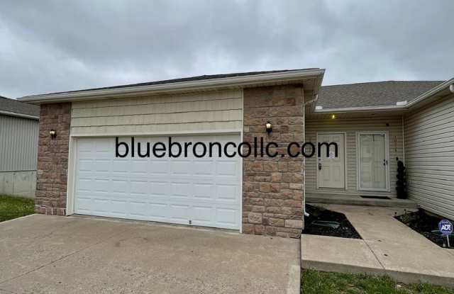 INCREDIBLE place with TWO car garage! Freshly painted! photos photos INCREDIBLE place with TWO car garage! Freshly painted! photos photos