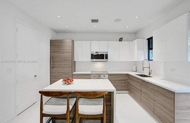 650 NE 193rd Terrace 650, Miami, FL 33179 photos photos