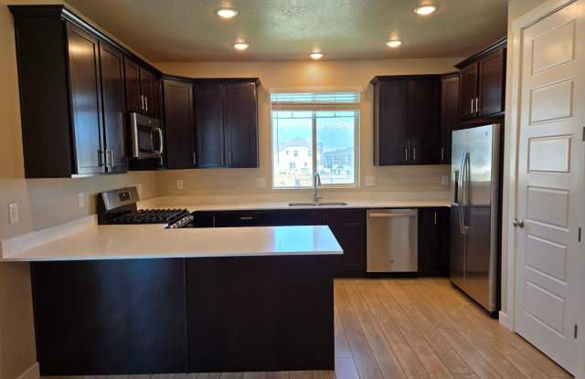 Beautiful 5 Bed 3.5 Bath in Lehi!! 1 Dog Approved!! photos photos