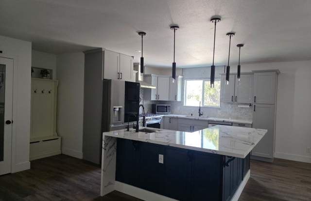 Great Family home in family neighborhood~bring the pets Gallery 4