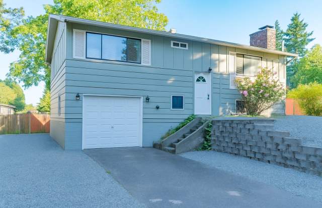 Bright 3-Bed Upper Unit w/ Deck  Yard Near Des Moines Marina photos photos