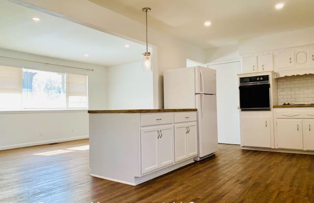 1418 Oakwood Dr. - 1418 Oakwood Drive, Norman, OK 73069