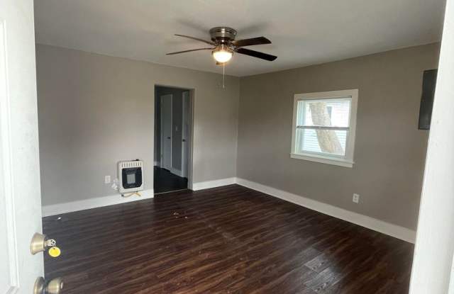 2 Bedroom/1 Bath Home with Detached Garage Gallery 4