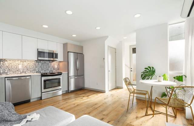 Stunning 2 bedroom w/rooftop deck in Beacon Hill! photos photos