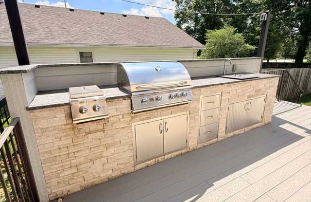 Location-Location, 4 BR / 2 Living Areas in SE Springfield w/ An Amazing Out Door Kitchen - Grill Area photos photos