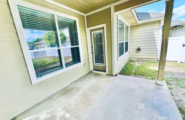 Spacious 3BR Home in Pflugerville at Highland Park | 2 Living Areas & 2-Car Garage Gallery 3