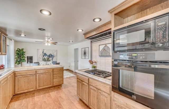 Sparks - Huge Yard - Great 3 Bed 2 Bath Home! Gallery 3