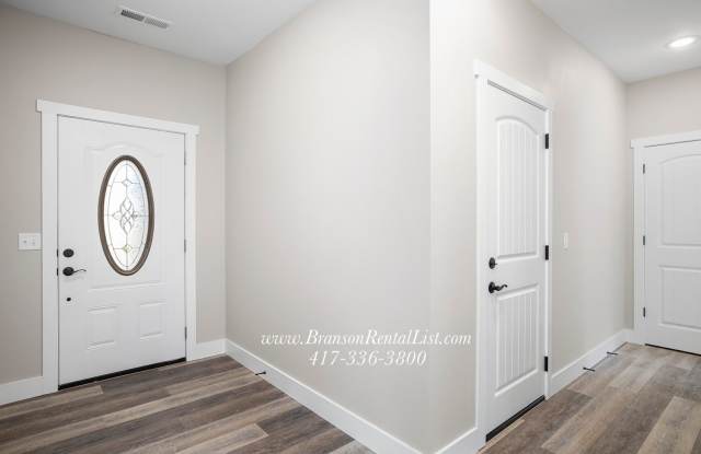 Great Location available again!!! Gallery 3