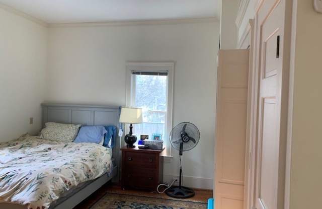 Come see this Jackson Street hideaway! 1 Bed/1 Bath - Wonderful Location! Gallery 1