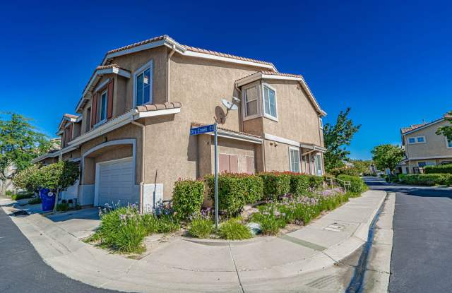 4 Bedroom Oaklane Townhome in Santa Clarita! Gallery 3