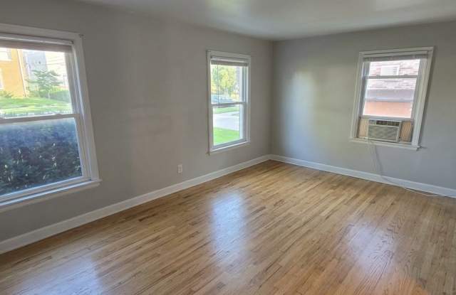 4825 North Mohawk Avenue Gallery 2