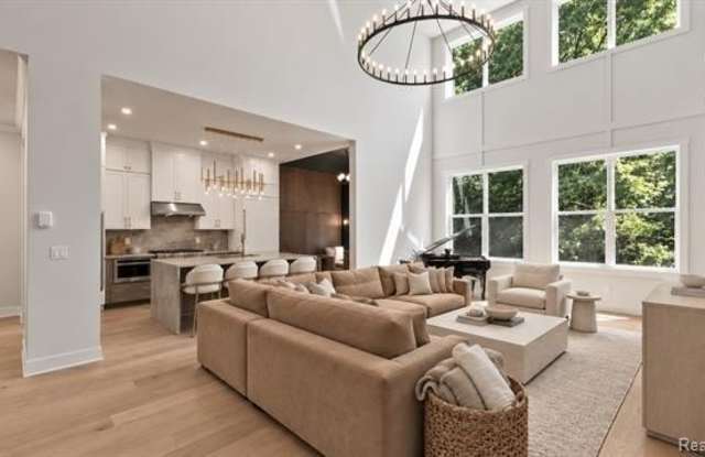 7679 Larchwood Drive Gallery 4
