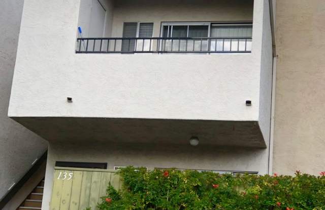 LIGHT  BRIGHT UPGRADED, 2 BEDROOM CONDO, PET FRIENDLY!! $2,295 - 3567 Ruffin Road, San Diego, CA 92123