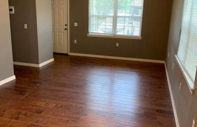Come take a look at this cute 3 bedroom 1.5 bathroom home! Gallery 4