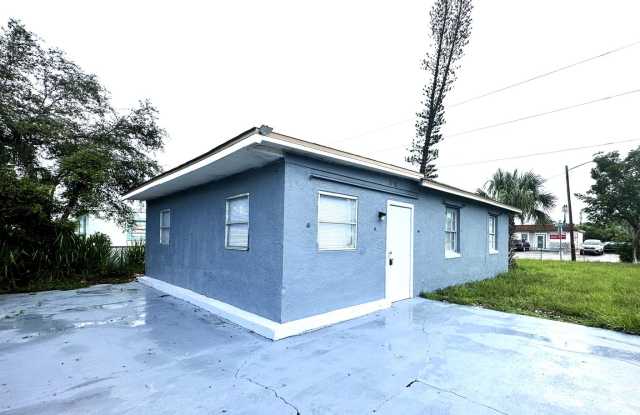 FIRST MONTHS RENT FREE!!! 3/1 HOME IN FT. MYERS, FL! photos photos