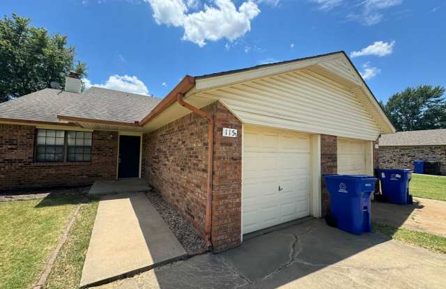 Gorgeous 3 bedroom 2 bathroom duplex - 115 East Canton Street, Broken Arrow, OK 74012