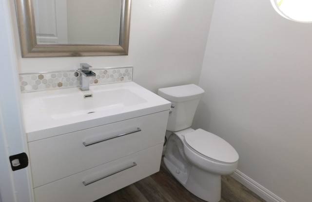 Gated Lake community 2 bed, 2.5 bath home. Gallery 4