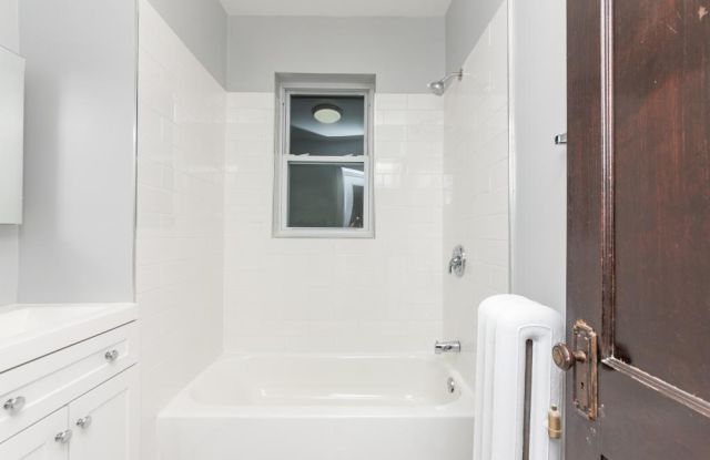 2514 W Belle Plaine Gallery 3