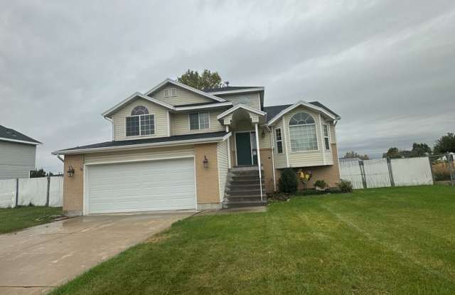 3 WEEKS FREE RENT! 5 Bedrooms, 3.5 Baths & Your Own Fenced Backyard in Clinton! Gallery 3