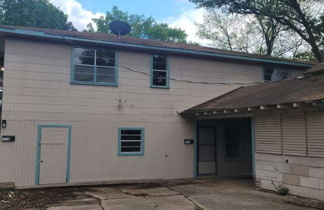 Huge 3 bedroom/1 bath upstairs apartment with Central Air& Heat, Water, Gas Range and Refrigerator! Gallery 3