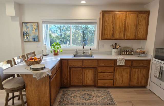 Two bedroom/One bath apartment near Downtown Ashland | Available Now Gallery 4