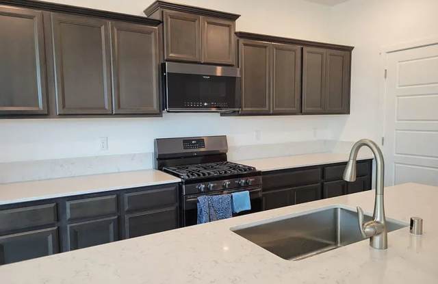 Beautifully maintained 5-bedroom, 3-bath, 2,504 sq ft in Merced Gallery 3