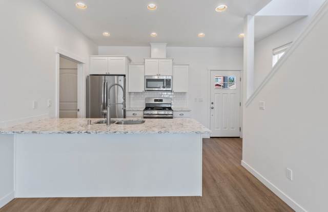 3 Bath 2.5 Bath - Modern Townhome - Hillcrest - NAS Whidbey Gallery 4