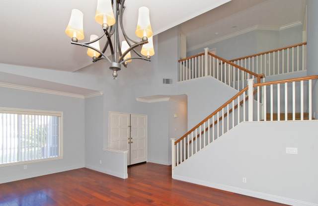 Spacious 6 Bedroom Home With Huge Backyard! Gallery 3