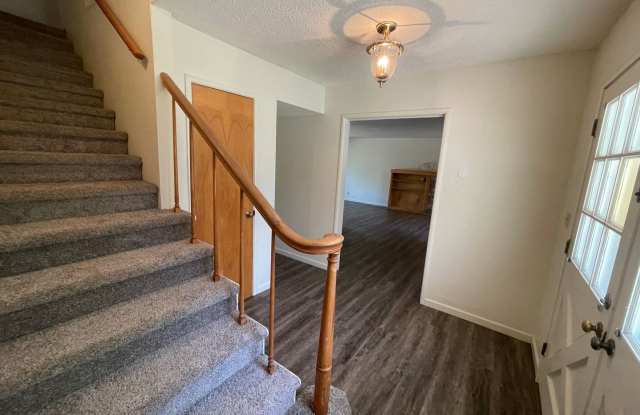 **RESERVE NOW FOR SUMMER 2027**  Spacious 6-Bedroom House Near Chico State Gallery 3