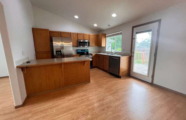 4 Bedroom 2 Bathroom House Available Now!!! Gallery 3