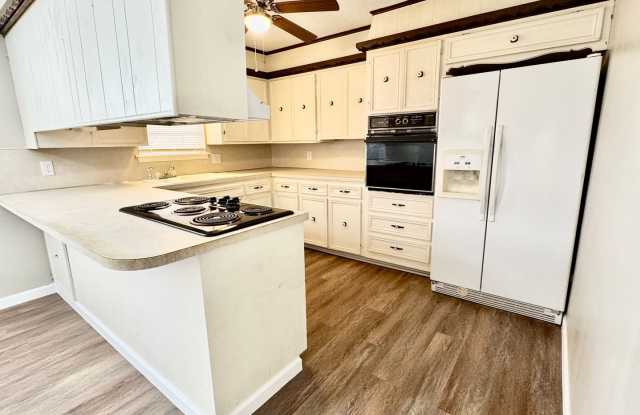 Charming 3-Bedroom Home with Spacious Backyard and Modern Amenities / Pet-Friendly / Available November 26th! Gallery 3