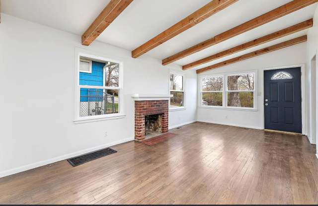 Charming 3 bedroom home with huge yard! Gallery 4