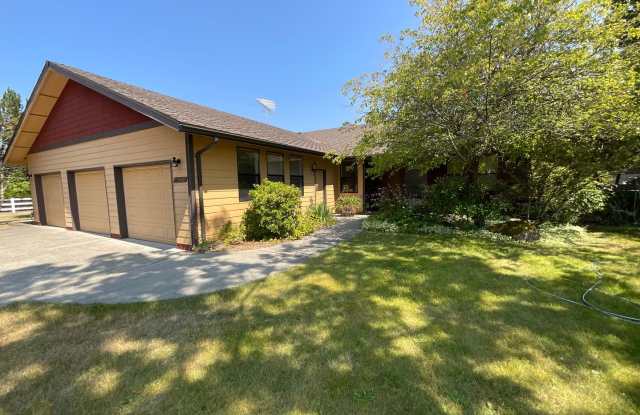 Single-level living with a one-of-a kind setting! Gallery 1
