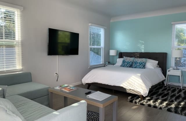 6549 1/2 De Longpre Avenue - 6549 1/2 De Longpre Ave, Los Angeles, CA 90028