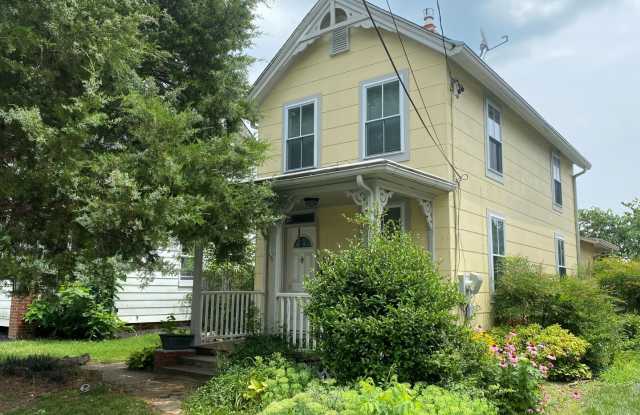 Cozy 2 BR/1 BA Single-Family Home in Laurel! photos photos